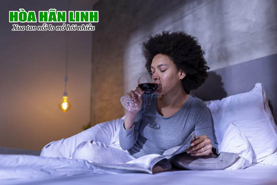 Uống rượu trước khi đi ngủ là yếu tố gây đổ mồ hôi lưng ban đêm